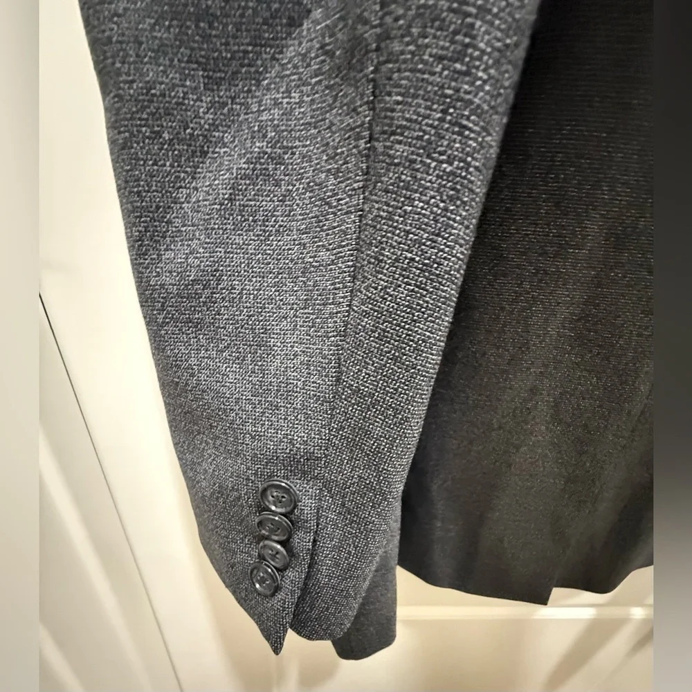 Hickey Freeman. Men’s Sportscoat. Gray Speckled Nailhead. Size 42R.
